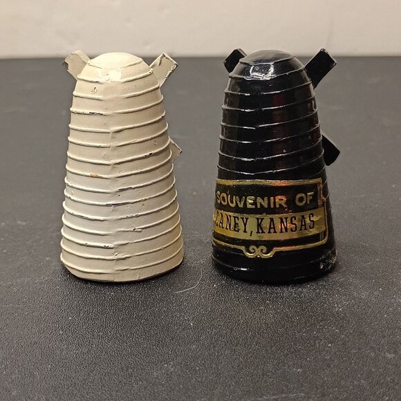 VTG Dutch Windmill Salt & Pepper Shakers Souvenir Of Caney Kansas Hand-Painted - Picture 14 of 15